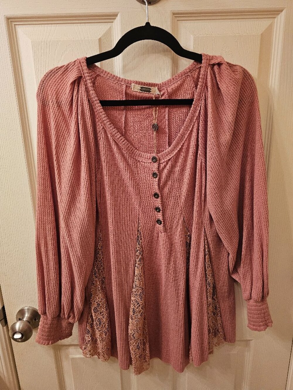 NWT Gimnicks Small Mauve Long Sleeved Blouse w / Lace Detail